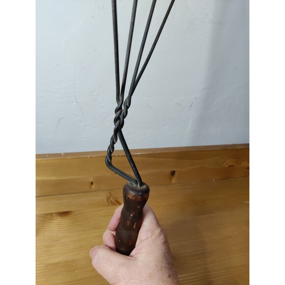 Vintage Looped Offset Wooden Handle Rug Beater ~ 12x30" - Picture 3 of 7